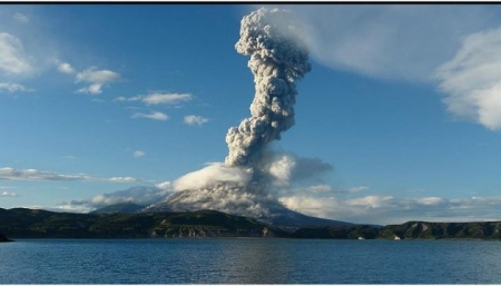 Вулкан на Бали вновь проснулся.