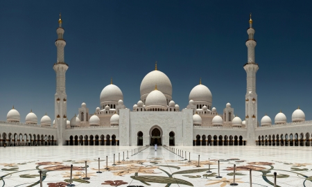 Чем мечеть шейха Зайда в Абу-Даби привлекает тысячи туристов?