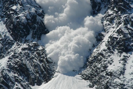 Опасность в Альпах. Лавина на горнолыжном курорте.