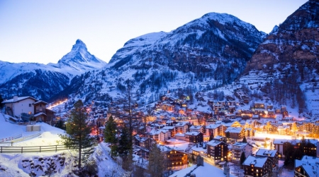 Швейцарский Церматт заблокирован от всего мира из-за обильных снегопадов.